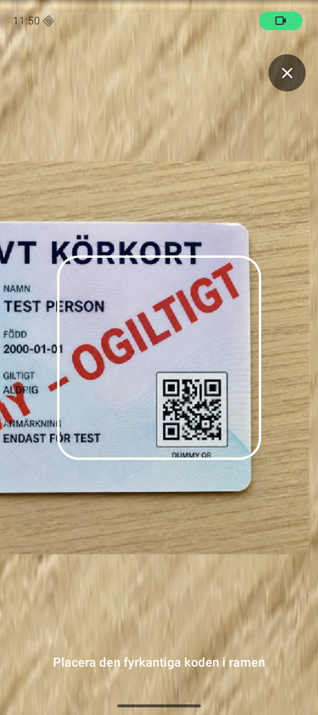Personkods kameravy redo att skanna koden på ett körkort.
